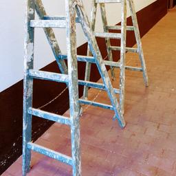 2 identische Leitern für Dekozwecke, zB. in Modeladen, 1,30m hoch, 4 Stufen. Original Malerleitern mit Farbspritzern.
Da sie gleich sind, kann man ein Brett darüber legen und man hat ein Regal. Gerne zusammen abzugeben. Preis ist für beide Leitern.
Abzuholen in Gröbenzell.
Tel. 0173 4490 440
