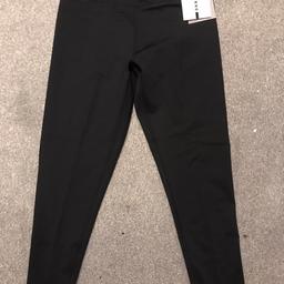 Black DKNY SPORT M Leggings BNWT 

Bought myself a treat at Xmas but didn’t fit and forgot about them now too late to return 

I would say they come up small although stretchy more like a size 10 

See pics for details. Rrp £39.99

Collection redhill. Can deliver if postage paid
