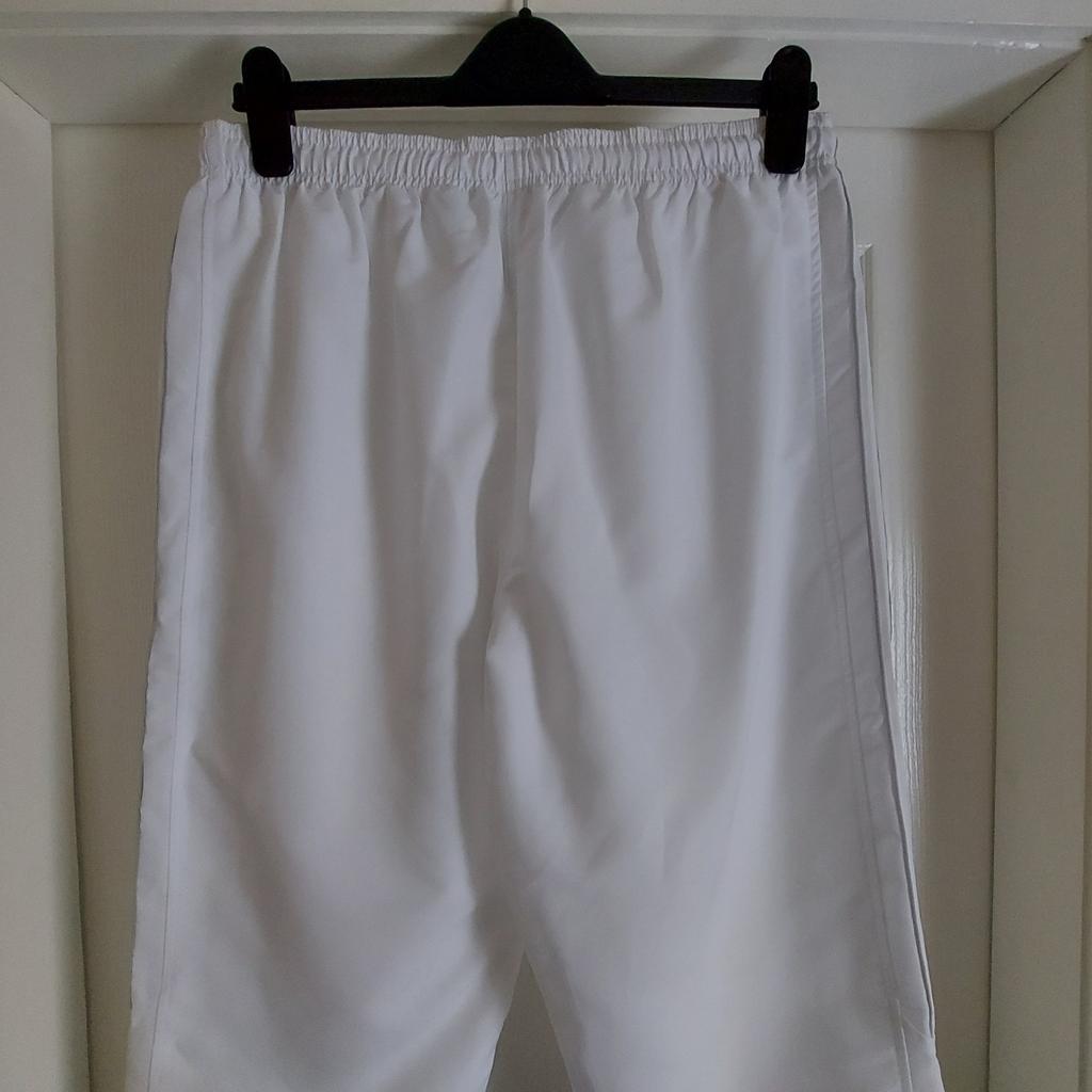 Breeches “Adidas” The Brand With The 3 Stripes White Colour New Without Tags

Actual size: cm

Length: 78 cm measurements from waist front

Length: 79 cm measurements from waist back

Length: 78 cm side from waist

Volume Waist: 80 cm -95 cm

Volume Hips: 94 cm - 96 cm

Size: 16 (UK) Eur 42/44

Shell: 100 % Polyester

Lining: 100 % Polyester

Made in China