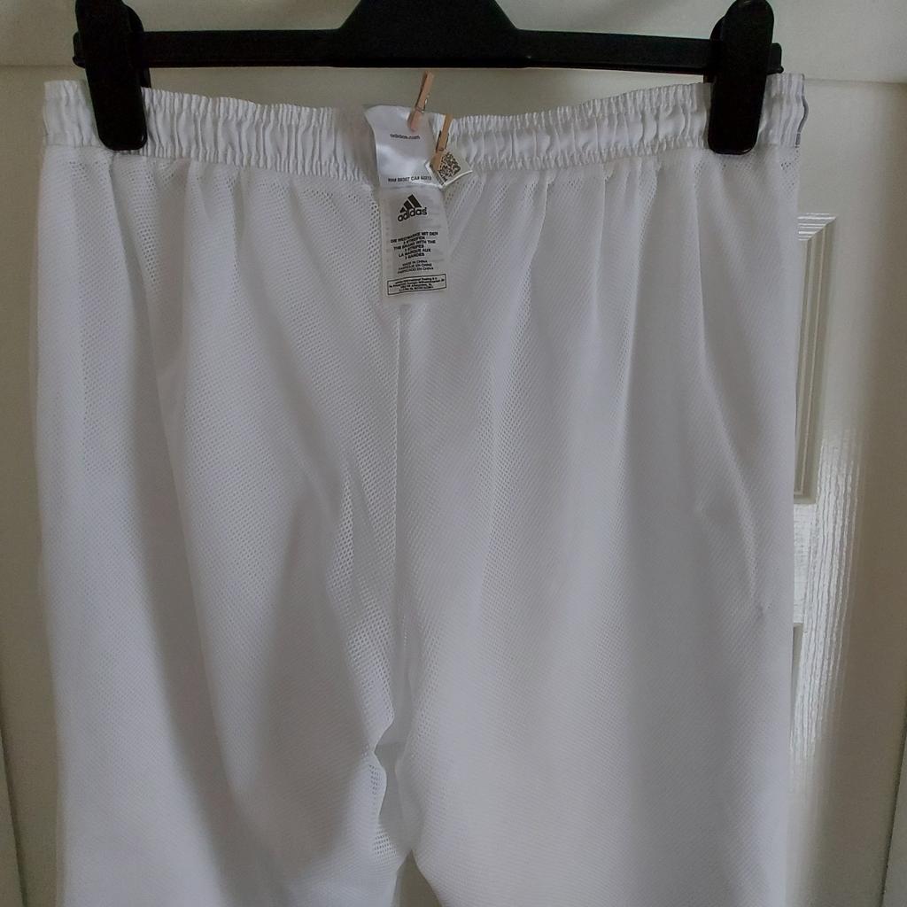 Breeches “Adidas” The Brand With The 3 Stripes White Colour New Without Tags

Actual size: cm

Length: 78 cm measurements from waist front

Length: 79 cm measurements from waist back

Length: 78 cm side from waist

Volume Waist: 80 cm -95 cm

Volume Hips: 94 cm - 96 cm

Size: 16 (UK) Eur 42/44

Shell: 100 % Polyester

Lining: 100 % Polyester

Made in China
