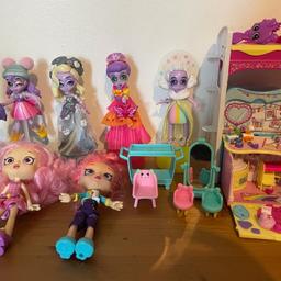 There are 5 capsule chix dolls that can be taken apart and mixed up and 3 shopkins dolls with play set.