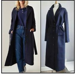 Excellent condition
Levi’s wool mix coat with belt and front buttons
Oversized look
Size small but can fit a M