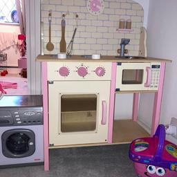 Kids small kitchen, washing machine and toy basket.
Excellent condition