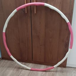 Verkaufe Hula Hoop Reifen. Zerlegbar in 8 Teile, rosa/weiß. Durchmesser ca. 94cm. Gewicht 1kg