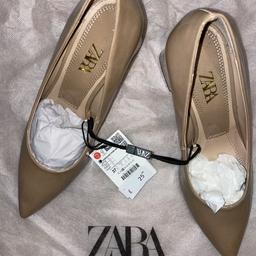 Zara Women’s Faux Patent Shoes with Block Heel. 

Ecru heeled shoes, faux patent finish, lined block heel with metallic detail and pointed toe. 

Size: UK 4
Heel height: 6.5cm/2.5”

Brand new with tags and dust bag. 

Available for immediate collection from M21, can deliver for free within Manchester or can post for charges elsewhere.