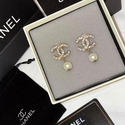 Women’s Chanel Pearl Drop Earrings.

Comes with paper bag, box, dust bag and authenticity card.

Brand new.

Message for more details.

Available for collection from M21, can deliver for free within Manchester or can post elsewhere for charges.