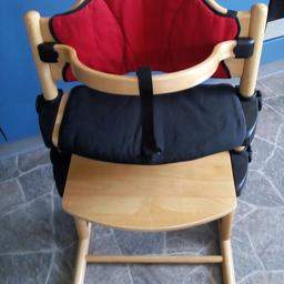 Top Babystuhl aus Holz von Baby Plus, pflegeleicht, sehr stabil und super sicherer Stand, praktisch und selbstverständlich höhenverstellbar, Rücken- und Sitzpolster mit Klettverschluss, abnehm- und waschbar. Der Bügel kann später einfach abgeschraubt werden, der Stuhl kann dann für Kinder bis etwa 8 Jahren genutzt werden. Toller Sessel mit guter Qualität!