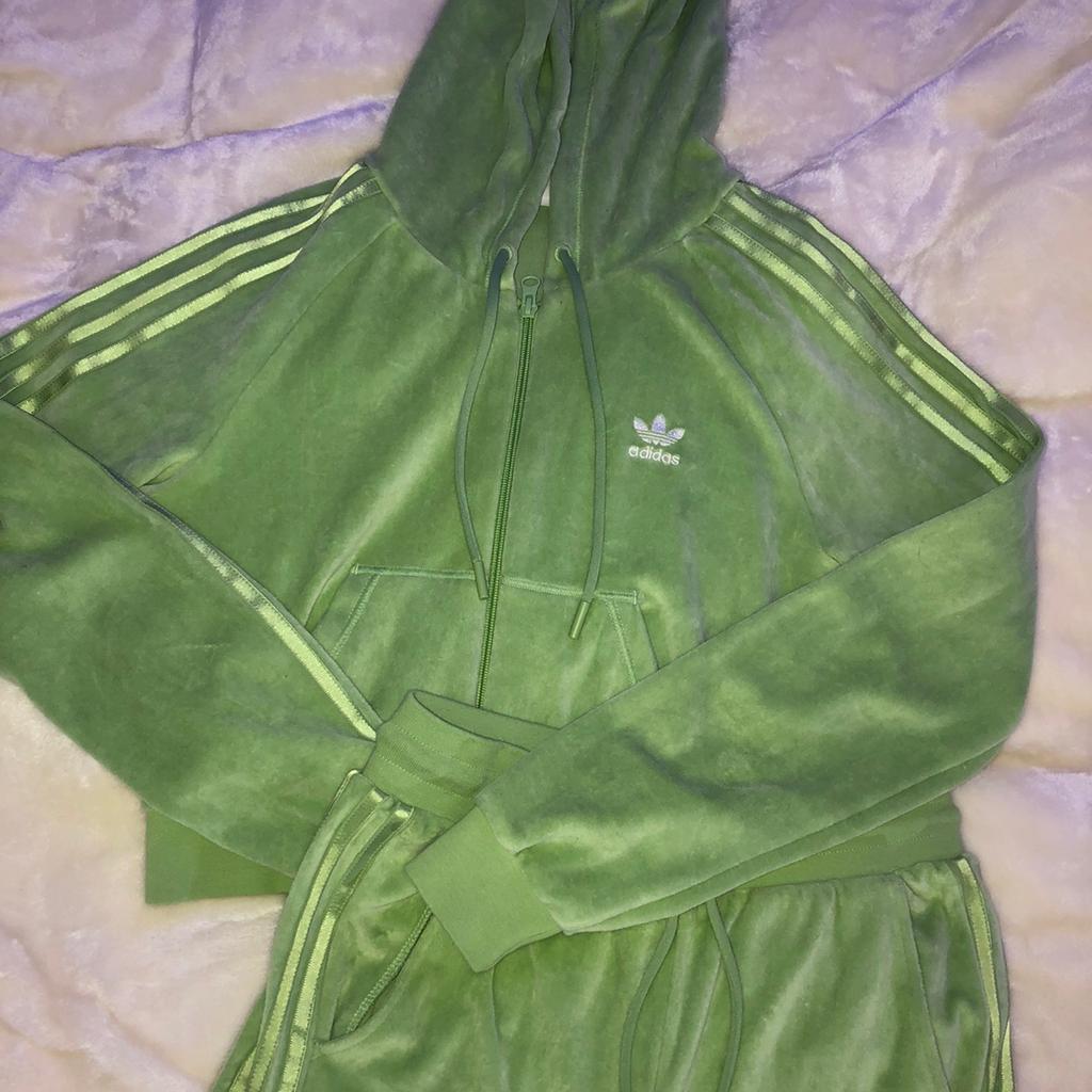 Samt store adidas anzug