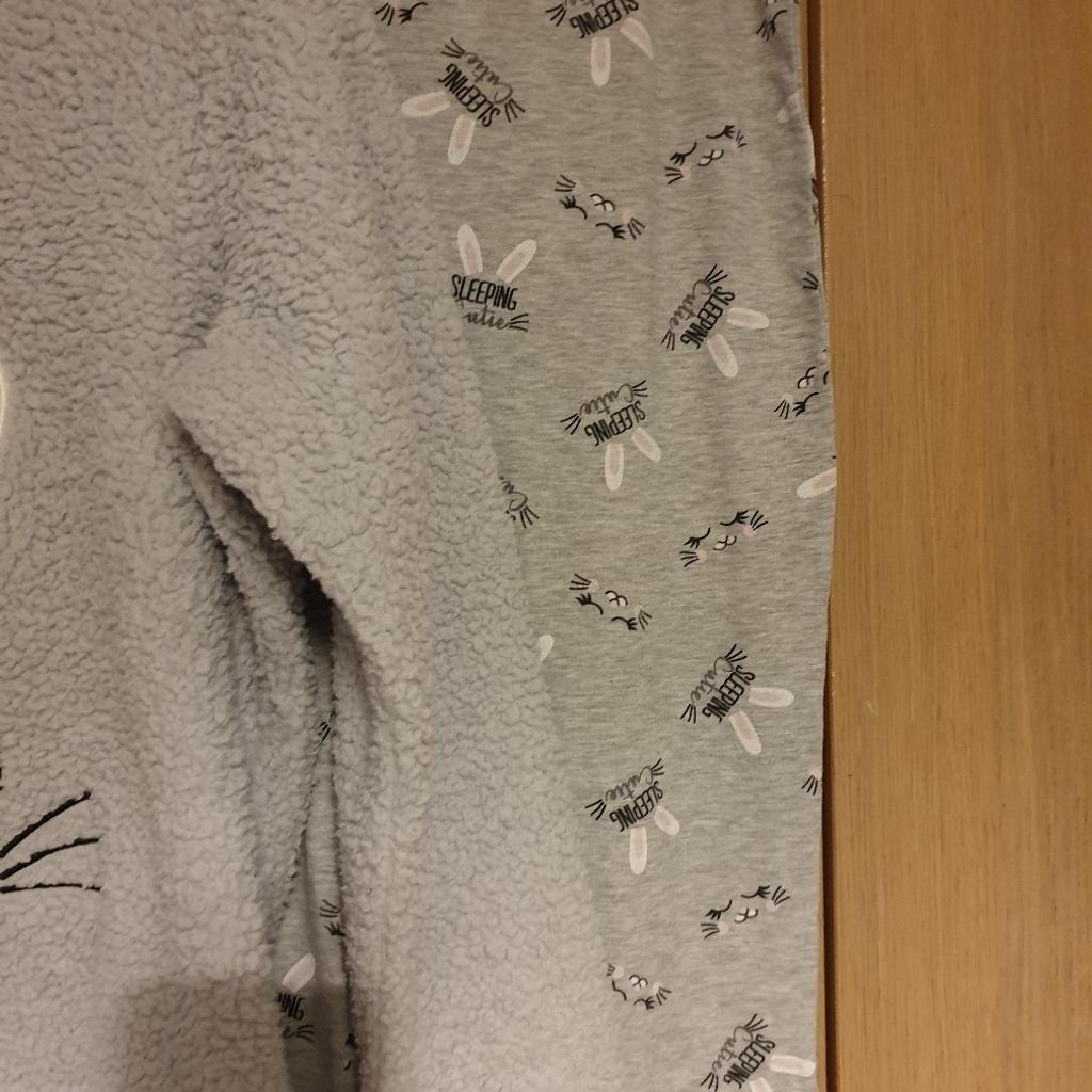 grey and pink pyjamas with rabbit on 16-18 in B71 Sandwell für £ 4,00 ...