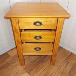 A HEAVY WOODEN 3 DRAWER SIDE TABLE IN GOOD CONDITION H-24 in x D-16 in x L-18 inches,
