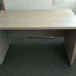 Schreibtisch klein aus Holz.
Fast keine Gebrauchsspuren.
Breite 1,20,tief 0,62 und hoch 0,73
40€ vb