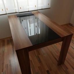 Hallo,

Ich verkaufe diesen Tisch mit dunklem Glaseinsatz und schöner Holzoptik.
Der Tisch ist in gutem Zustand.

Maße:
Höhe 0,77 m
Tiefe 0,90 m
Breite 1,39 m

Nur an Selbstabholer abzugeben