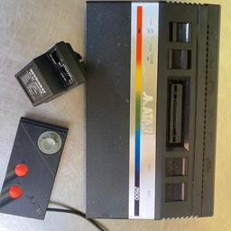 Atari 2600
1x Controller
Kein Kabel dabei 
Leider kann ich ihn nicht ausprobieren , daher kann ich nicht sagen ob er funktioniert