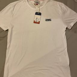 Tommy Hilfiger White T-shirt with Navy Blue Tommy Jeans logo

Size on tag: Medium (M)
Recommended size: Medium (M)

Crew neck and cut hem to really give that summer look and feel

£20 ono

Collection from Plymouth or can deliver for extra