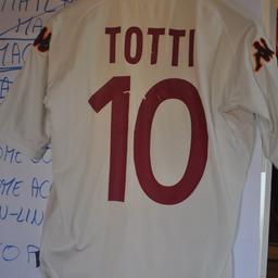Maglia calcio originale della AS Roma con personalizzazione di Francesco Totti taglia L

La maglia è rovinata come si vede in foto

No perditempo e scambi