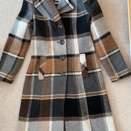 Ladies stylish Debenhams coat
Size 8 petite
Used but very good condition 
Two pockets on the front
High quality, warm material