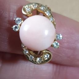 In oro 750 con corallo rosa pelle d'angelo e diamantini. Misura piccola ma modificabile in gioielleria