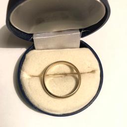 einfacher Ring in Gold 333 gestempelt sowie 2 Buchstaben ( Monogramm) auch als Ehering verwendbar, Ringgrösse 22 siehe Foto
Versand möglich