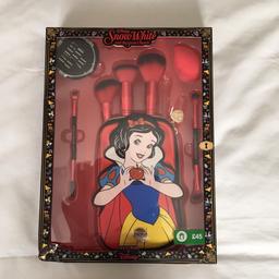 Snow White and the Seven Dwarfs

* * Limited edition * *

Beautiful set! Includes; 
5 make up brushes
1 make up sponge beauty blender
One hand held mirror
One make up bag that neatly holds the brushes in elasticated straps

(One brush is missing, as shown in pictures)

Pet and smoke free home

£25 ONO
Purchased for £45 - grab yourself a bargain!!