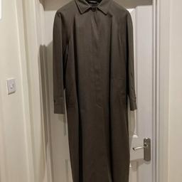 Laura Ashley Ladies Extra Long Coat Size 14 Brown.
This coat is extra long 132 cm long - to suit someone tall.
It is also very generous bust measurements 60cm.
It has two fake pockets on sides.
Really a beautiful coat, immaculate condition.