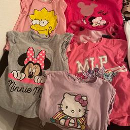 7 Tshirts
13 Sweater/Pullover
8 Kleider kurzarm 1 langarm
2 Hosen
3 Pyjama

Alles ohne Flecken oder Löcher.
Großteils Elsa, Peppa Wutz und Minnie Mouse.