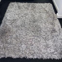 Massive Silver Grey Shaggy Thick Soft Fluffy Rug

94 INCHES LONG
70 ITCHES WIDTH

Selling as getting getting all new carpets !!!

Sad to be selling as I Love this Rug!!! 😫😫😫