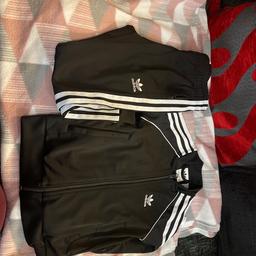Adidas black with white strips tracksuit 
Worn few times 
Size 4/5