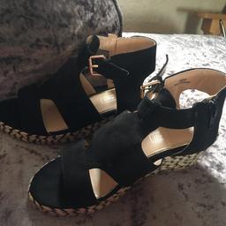 Hardly worn excellent condition 
Size 3