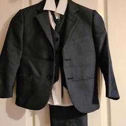this suit for children age 5and 6 years old.
almost new
trousers 👖
shirt
Necktie 👔
vest
jacket
if you are not living locally delivery will be charge at the postage time