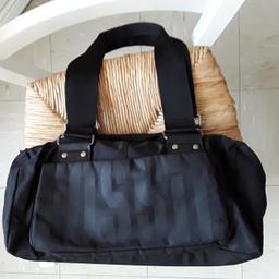 Handtasche  aus  Stoff
Zustand  ist  gut 
Farbe  - schwarz 
Maße  36 × 20 ×12