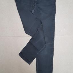 Pantaloni jeans colore grigio scuro/ nero marca Zara tg.11-12 anni 152 cm di altezza elasticizzato vita regolabile.  Piccolo difetto sulla gamba destra (ultima foto).
Posso spedire spese escluse pagamento tramite bonifico (No Postepay No PayPal)