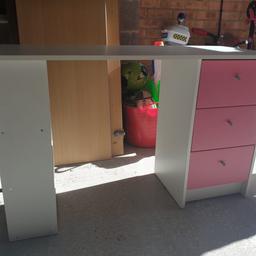 Desk with 3 fully working drawers & shelves to the side. Comes with fully working spin chair.
Both are in brilliant condition.

Need gone ASAP.
Buyer to collect

Cheap price for quick sale.