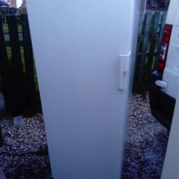 Bosch white upright freestanding larder fridge refrigerated a massive 292 l volume featuring multiple of just double reversible doors lots of door bins in external temperature control dial internal lights very good quality very much Bosch German quality as always item can be seen by a payment cash on collection from near Selby North Yorkshire local delivery is available this item dimensions are 500 600 wide by 600 Deep by 16 box