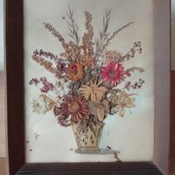 Biete wunderschöne uralte Holzbilderrahmen mit getrocknete Blumen . Die Bilder sind damals von meiner Oma angefertigt worden . Die Maße sind 25 x 2,5 x 20 cm . Wäre schön wenn sie in gute Hände kommen .