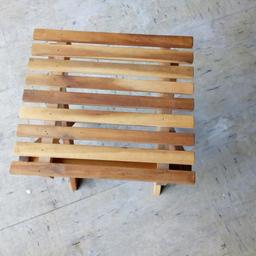 Biete ein Sitz /Beistellhocker Baus Holz von Ikea an .Der Hocker kann man zusammenklappen (siehe Bilder)und ist stabil. Nur Abholung möglich. Dies ist ein Privatverkauf keine Garantie Umtausch oder Rücknahme.