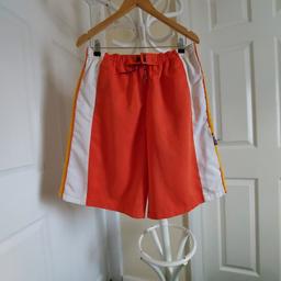 Shorts “Lee Cooper”Orange,Yellow,White Multi Colour Good condition

Actual size: cm and m

Length: 55 cm measuring from waist front

Length: 57 cm measuring from waist back

Length: 55 cm measuring from waist side

Volume Waist: 80 cm – 1.00 m

Volume Hips: 1.00 m – 1.06 m

Size: L (UK)

Outer Fabric: 100 % Polyester

Lining: 100 % Polyester