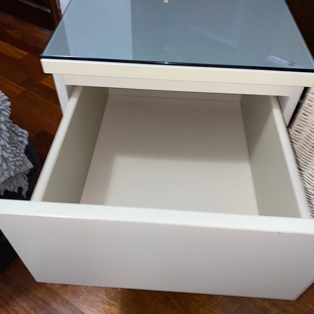Ikea MALM White Bedside Table in E6 London für £ 20,00 zum Verkauf