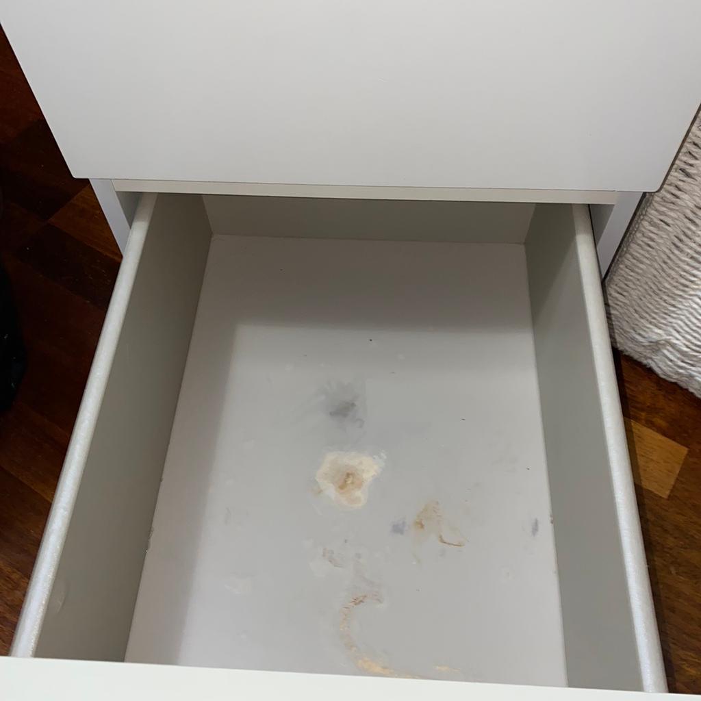 Ikea MALM White Bedside Table in E6 London für £ 20,00 zum Verkauf