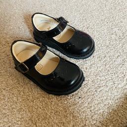 hardly worn 

good condition 

size 4.5G infants

collection sale