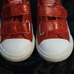 lovley glitter red toddlers vans 
size 6
worn hand ful of times