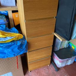 Tall drawer unit
5 spacious drawers.
Great for small bedrooms.
Oak colour.