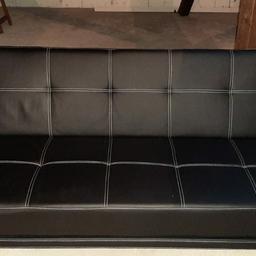 zu verkaufen ist eine Couch aus lederimitat zum ausklappen in der Farbe schwarz. maße ca 90x180 (aufgeklappt 110x180). Ideal als gästecouch. Couch ist in einem gebrauchten aber guten Zustand.