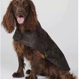 Waxed cotton Barbour dog coat with cotton tartan lining and lightweight wadding between. Cord collar detail and Velcro fastening underbody strap. It's complete with Barbour branding.

100% Waxed cotton outer

100% Cotton inner (Tartan)

Sponge clean only