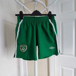 Shorts Tailored by “Umbro”Official Product
Green Colour Good condition

Actual size: cm

Length: 35 cm measuring from waist front

Length: 40 cm measuring from waist back

Length: 36 cm measuring from waist side

Volume Waist: 65 cm - 80 cm

Volume Hips: 80 cm - 85 cm

Size: MB (UK) Eur 146 cm, USA YM

100 % Polyester

Made in Thailand