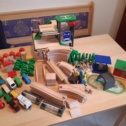 Verkaufe Holz Spielzeug Zug und Parkgarage selbstabholung Rum
