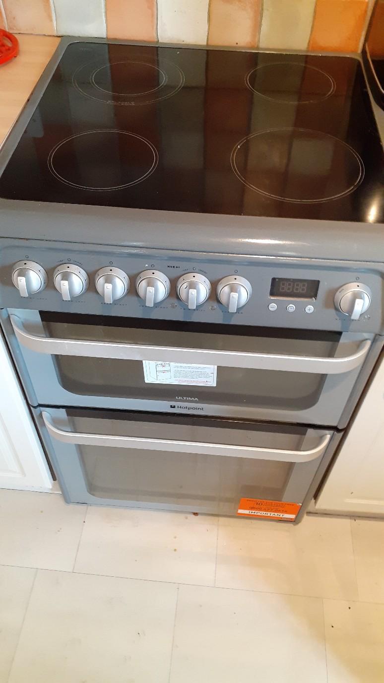 hotpoint 60cm self clean oven year old in GL1 Gloucester für 160,00