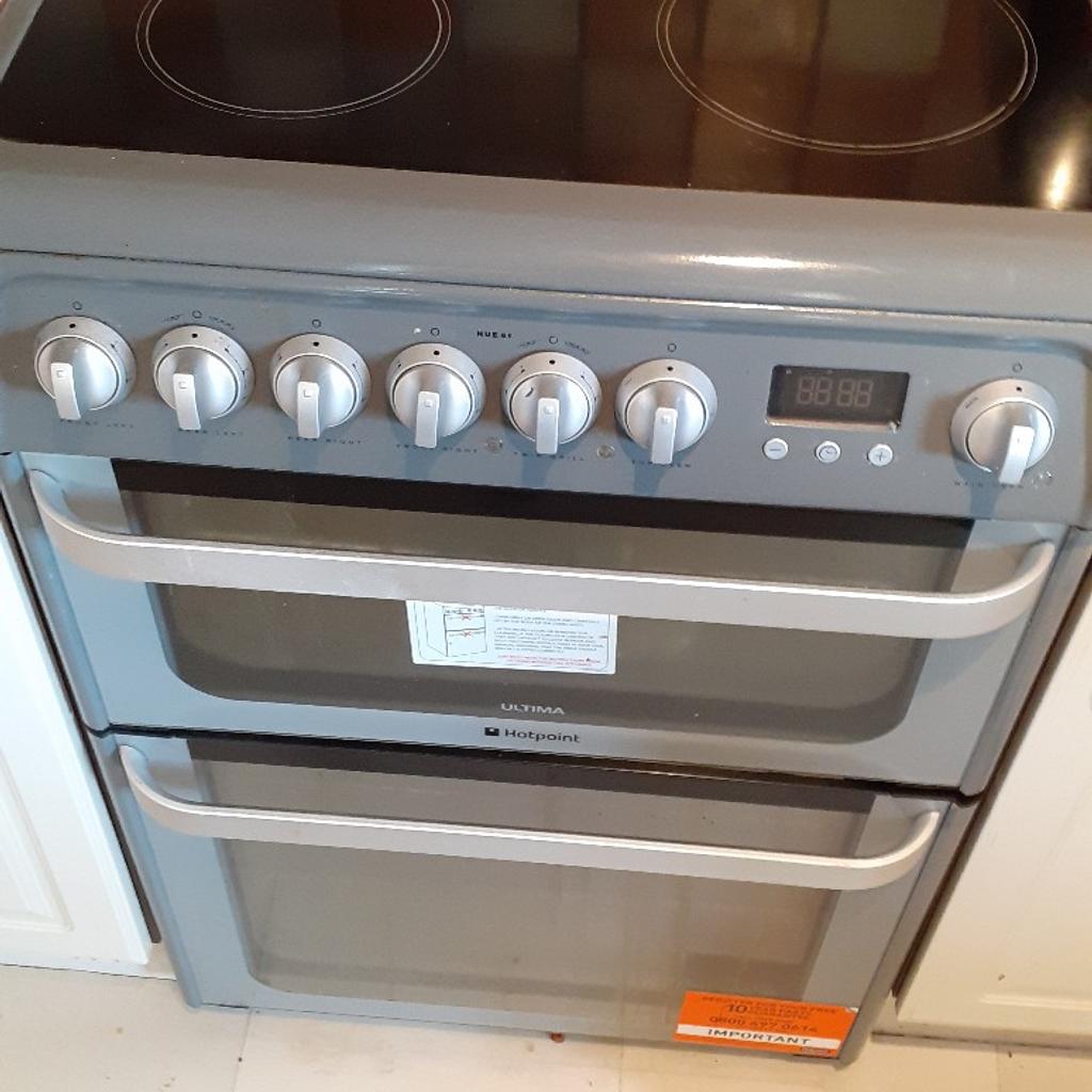 hotpoint 60cm self clean oven year old in GL1 Gloucester für 160,00