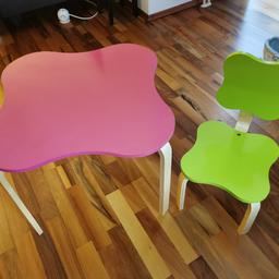 Sehr schöner Mal- und Basteltisch für Kinder. Tisch in Rosa (Durchmesser ca 71 cm) inkl. passenden Sessel in grün.
Leichte Gebrauchspuren aber gut erhalten! Nur Abholung, kein Versand.