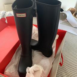 Size/Fit Summary: True to size, Slim fit. If you are in-between sizes or have a wider foot, it is recommended to size up.

With a slimmer fit ideal for city-living, the Refined Tall Wellington boot features a tailored shape, and is constructed from fewer rubber layers for a more lightweight feel. Handcrafted and fully waterproof, this women's wellington with a matte black finish seamlessly blends practicality and style for a chic wet weather look.

Reason for selling: Too small for me