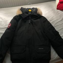 Authentic Canada goose chilliwack,
Size small men’s could fit medium,
Colour is black and Condition is used as shown but fur is really good condition,
Old season with badge on right arm,
RRP: £775